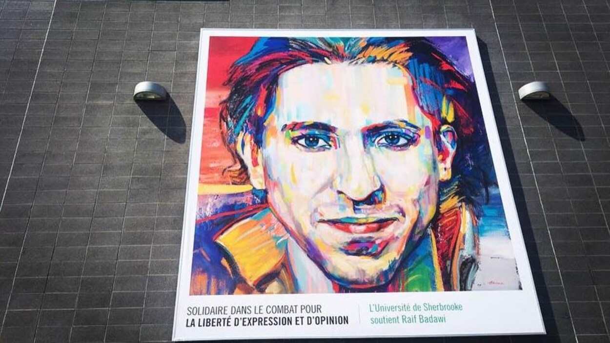Une murale représentant le visage du blogueur saoudien Raïf Badawi.
