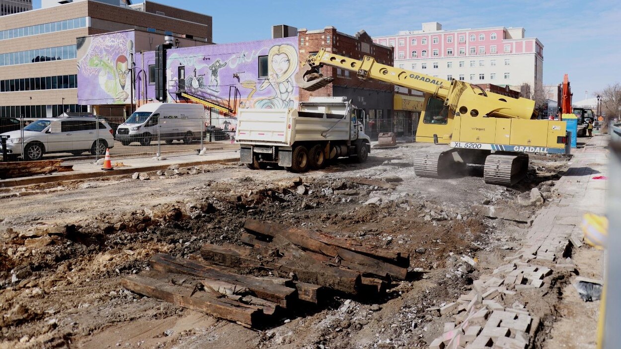 Les rails de l’ancien tramway de Regina découverts sous la 11e Avenue