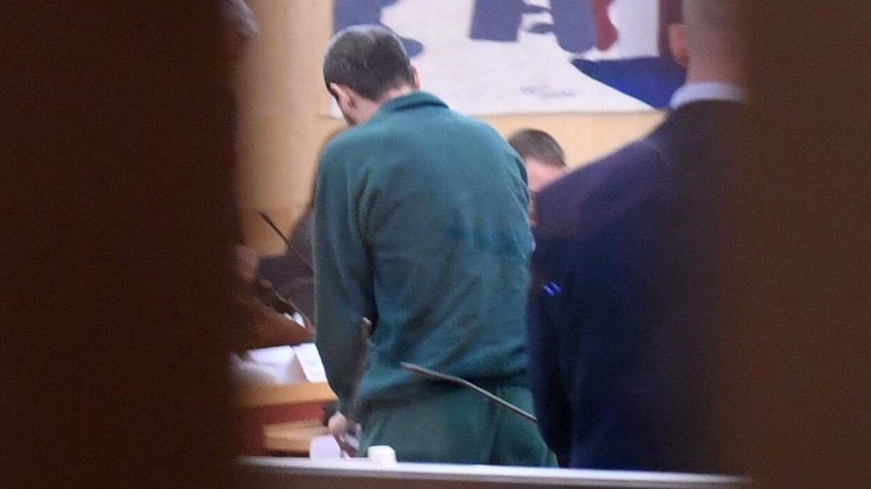 Rakhmat Akilov, vu de dos, dans un tribunal.