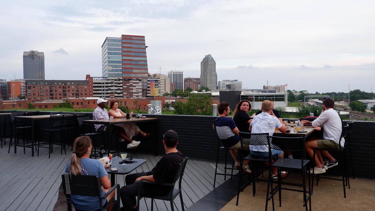 Des clients sur une terrasse de Raleigh, en Caroline du Nord.