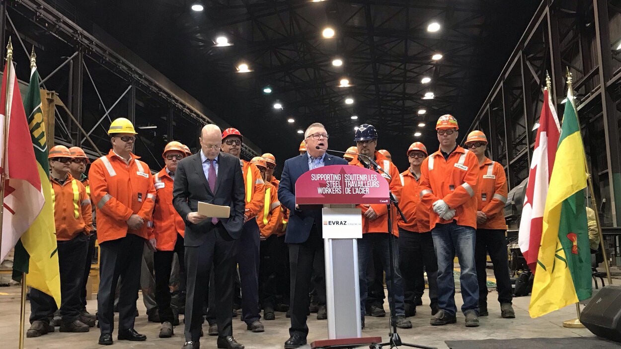 Le ministre Ralph Goodale parle au micro, entouré de travailleurs.