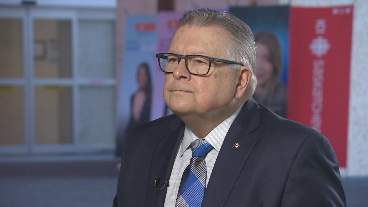 Ralph Goodale assis sur une chaise en entrevue.