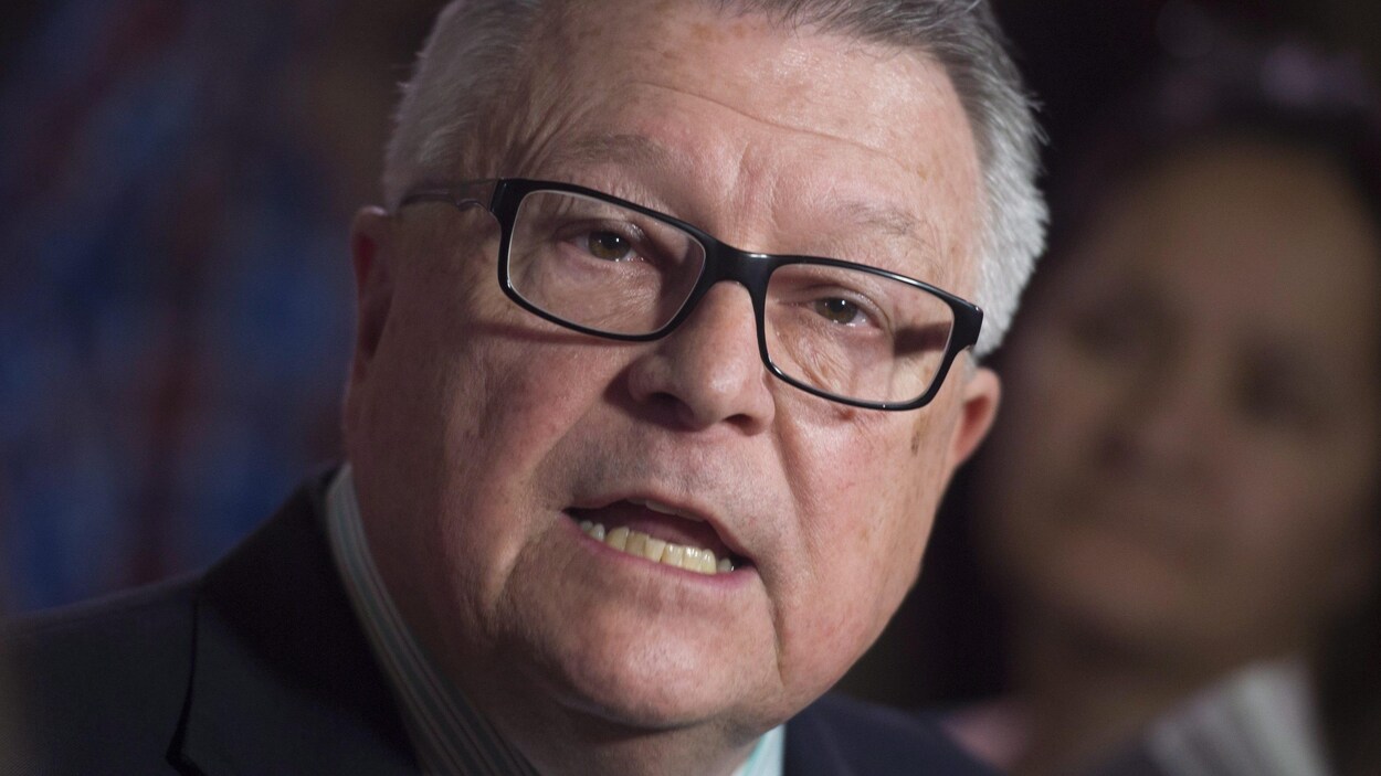 Le ministre fédéral de la Sécurité publique, Ralph Goodale, répondant à une question d'un journaliste. Le ministre fédéral de la Sécurité publique, Ralph Goodale, répondant à une question d'un journaliste.