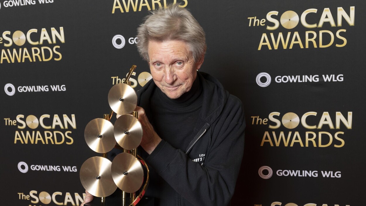 Ralph Murphy tient un trophée dans ses mains.