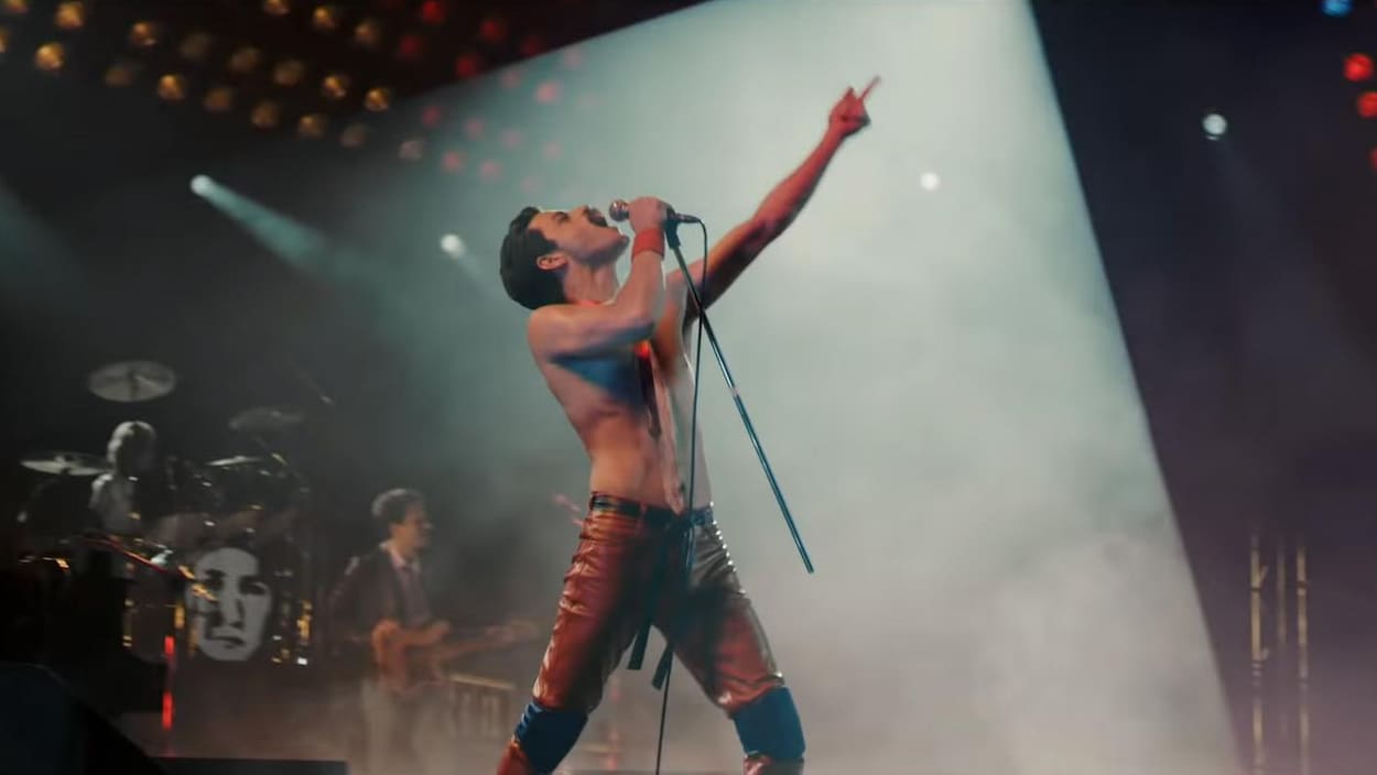 Rami Malek, torse nu, lève le bras en l'air, pendant qu'il est en train de chanter sur une scène dans le film «Bohemian Rhapsody». Rami Malek, torse nu, lève le bras en l'air, pendant qu'il est en train de chanter sur une scène dans le film «Bohemian Rhapsody».