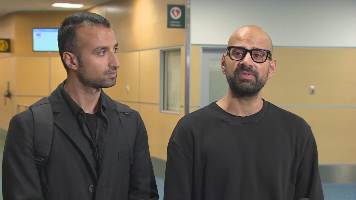 Deux hommes habillés en noir.