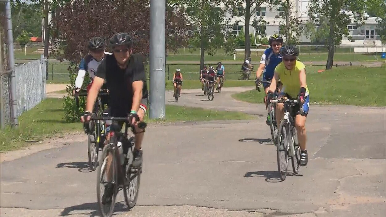 Plusieurs cyclistes circulent sur une piste.