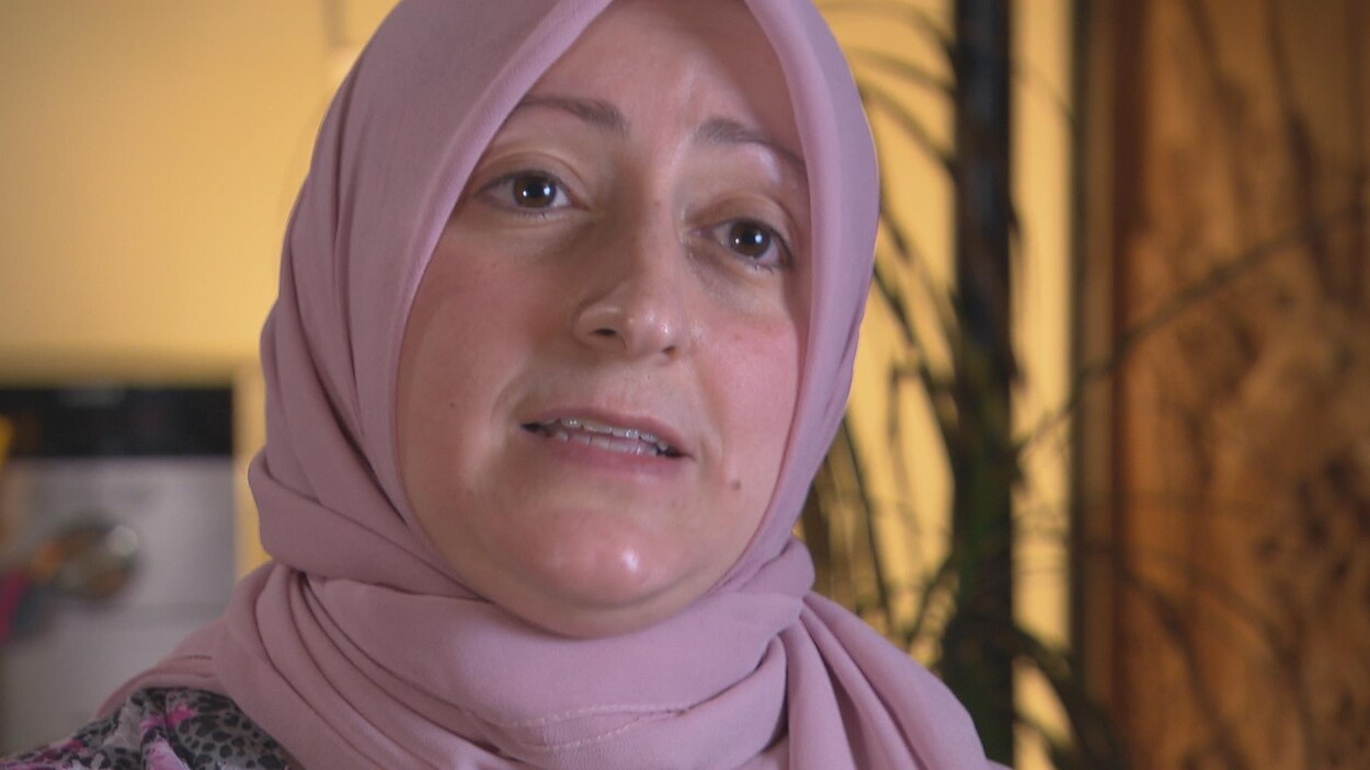Une femme portant un hijab rose pâle Une femme portant un hijab rose pâle