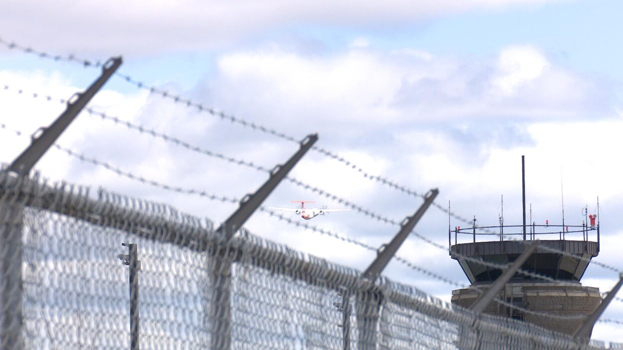 Un avion s'envole à l'aéroport de Sept-Îles.