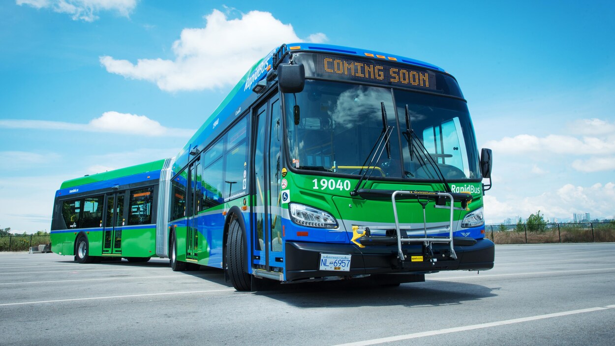 Présentation d'un autobus articulé qui va desservir le Grand Vancouver à partir de janvier 2020.