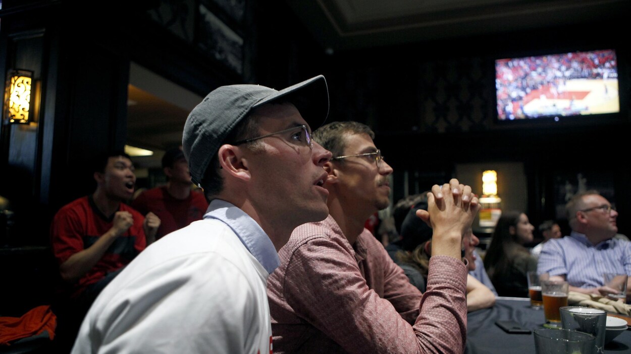 Des supporteurs des Raptors assistent au 5e match de la finale de la NBA le 10 juin à Victoria, en Colombie-Britannique.