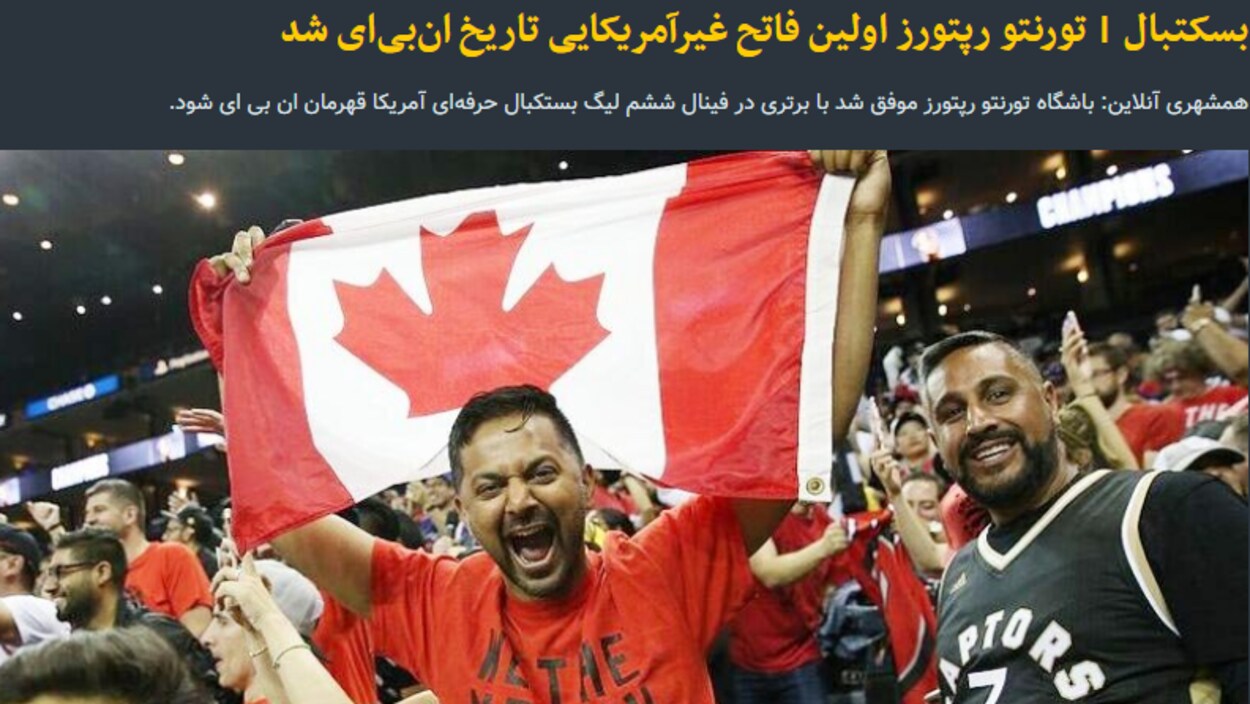 Photo d'un amateur des Raptors qui tient un drapeau du Canada dans les bras.