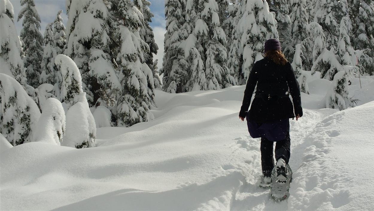 Une femme pratique de la raquette sur la montagne Cypress à West Vancouver en Colombie-Britannique.