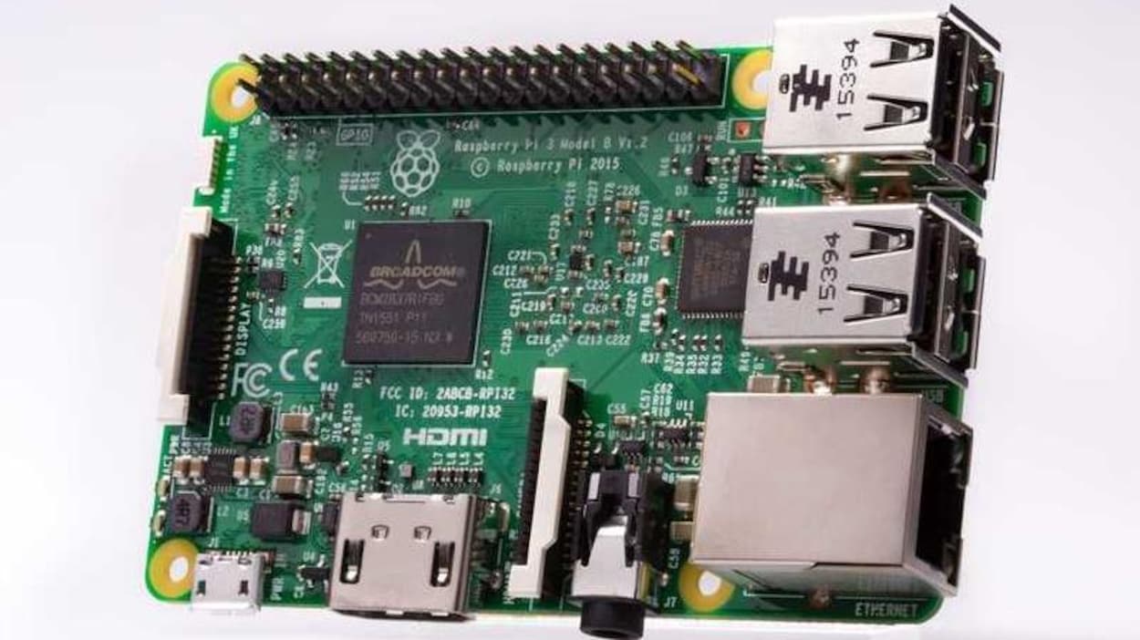 Une photo d'un ordinateur Raspberry Pi 3, une carte de circuits imprimés sur laquelle sont directement soudés les composantes nécessaires à son fonctionnement.
