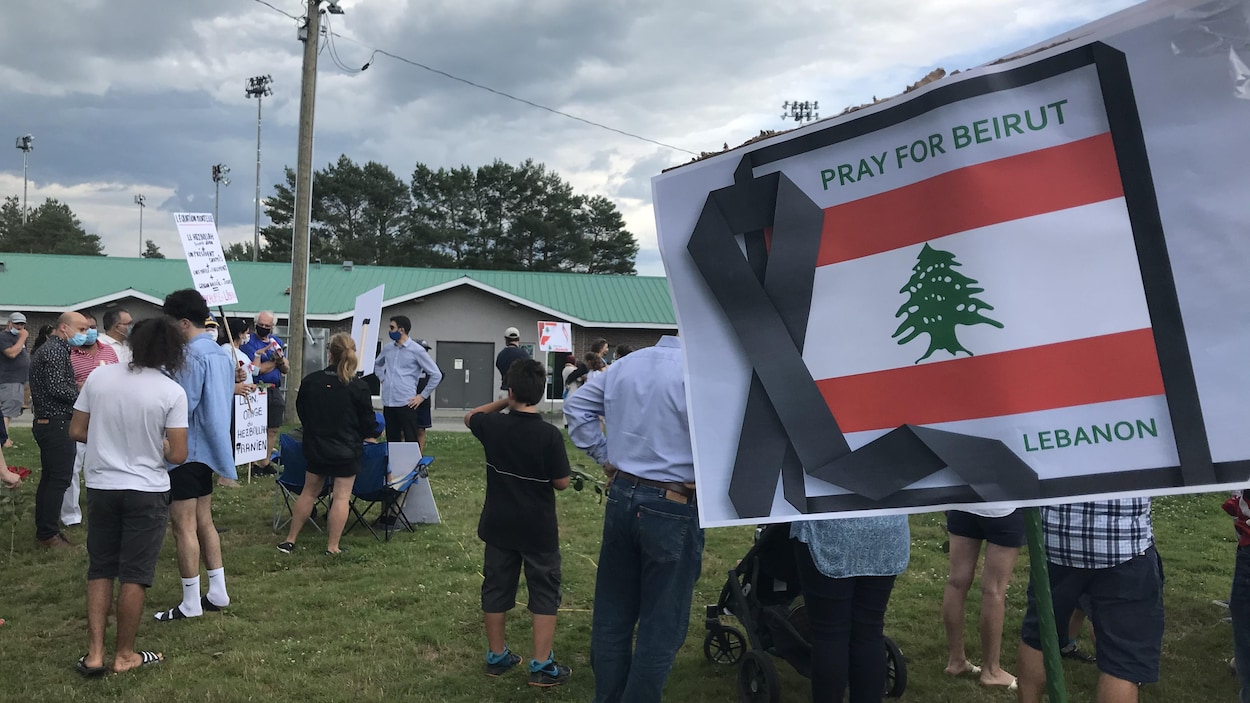 Une affiche invite à prier pour le Liban.