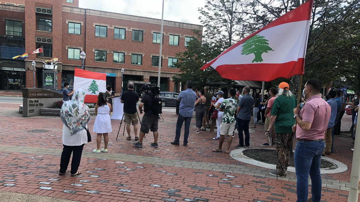Les Libanais du Grand Moncton se sont rassemblés le 7 août 2020 pour se recueillir à la suite des explosions de Beyrouth.