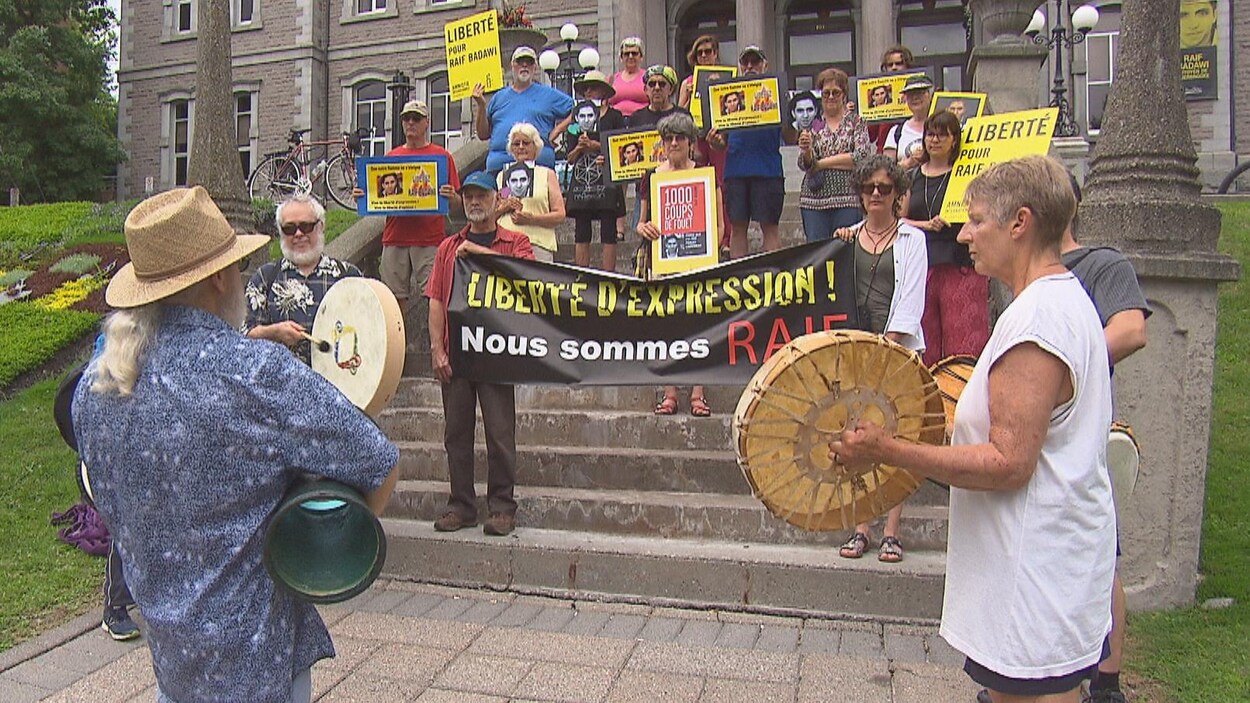 Des activistes réclamant la libération de Raif Badawi devant l'hôtel de ville de Sherbrooke.