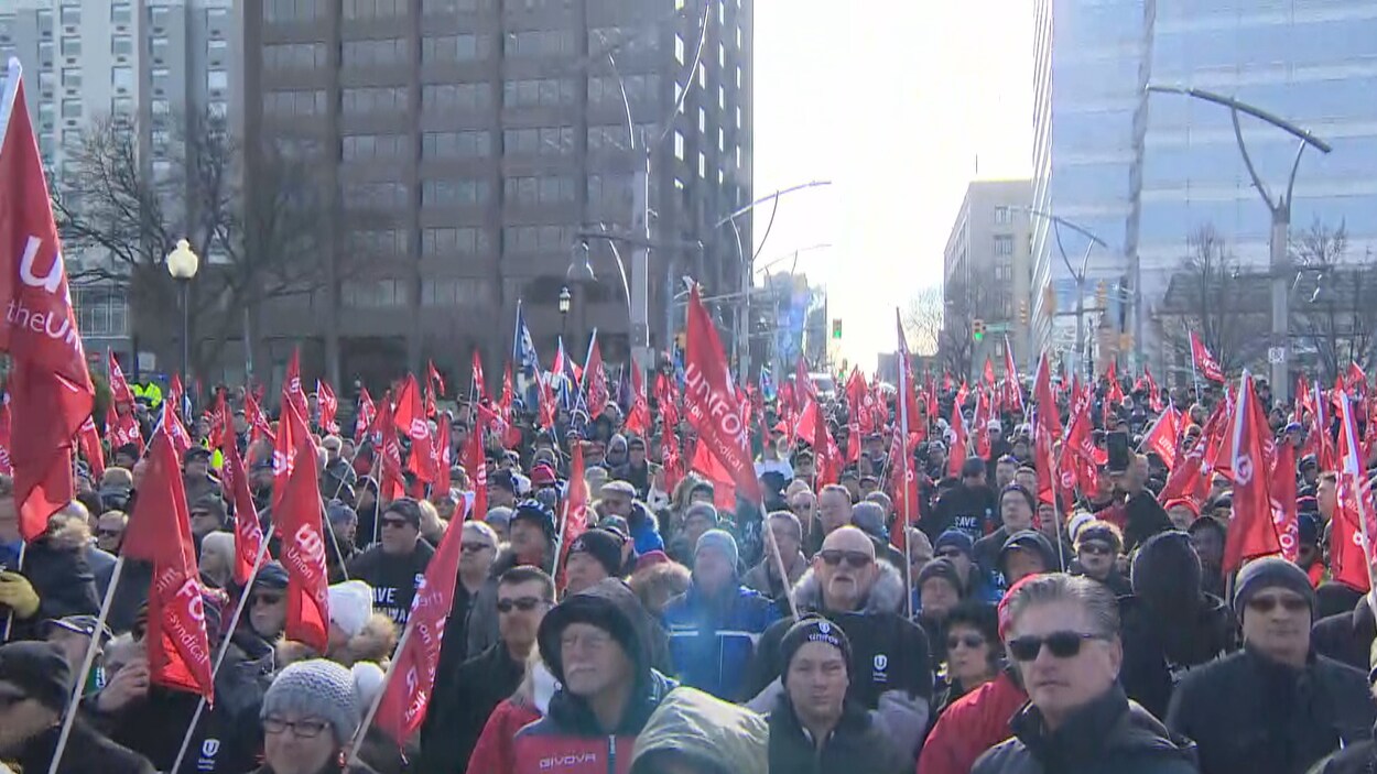 Des centaines de travailleurs du syndicat Unifor rassemblés à Windsor.