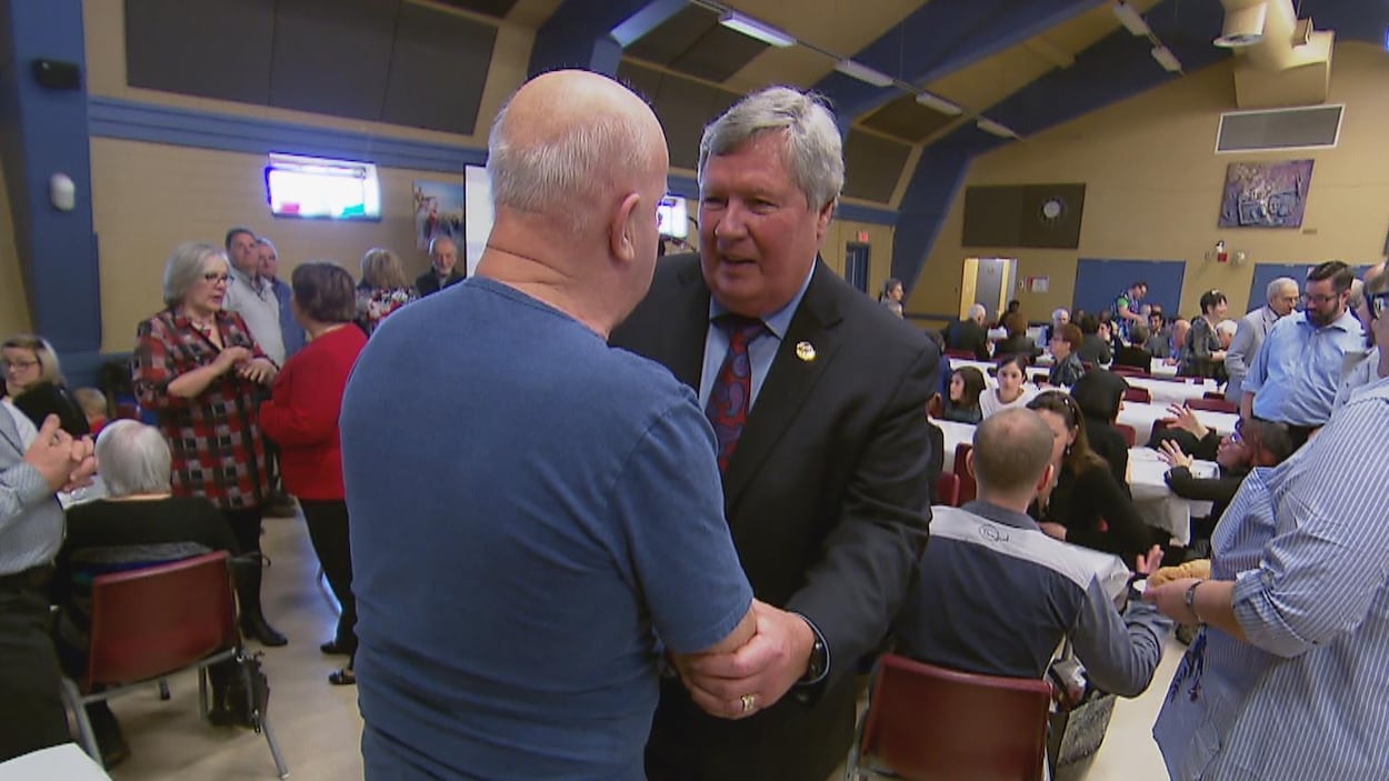 Le député Raymond Bernier discute avec un citoyen.