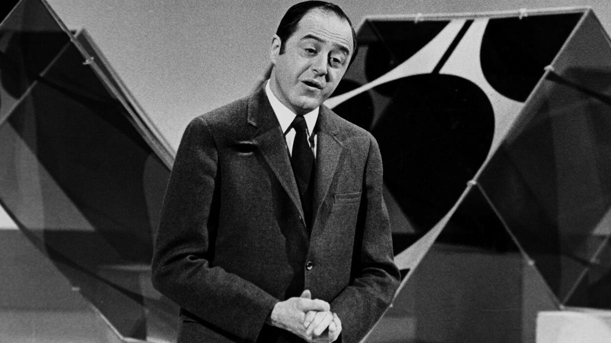 Raymond Lévesque interprète une chanson sur une scène.