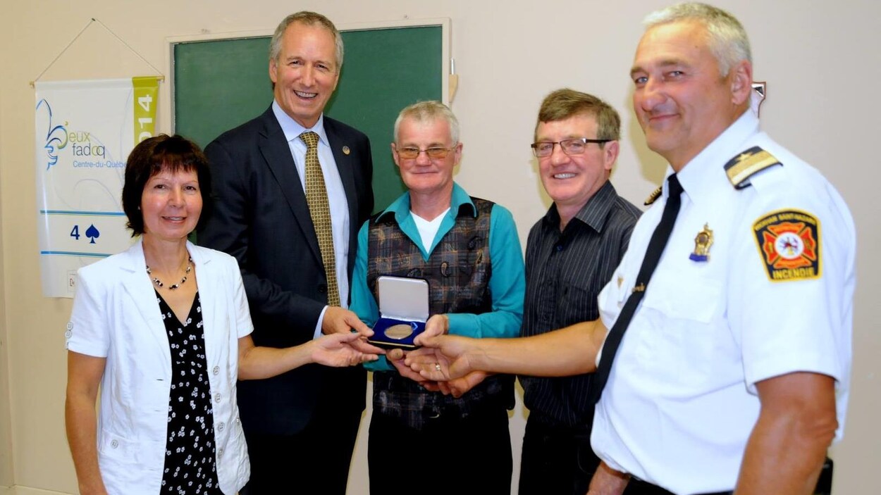 La mairesse de Wickham Carole Côté, le député André Lamontagne, les frères Raymond et Richard Parenteau, ainsi que le directeur du Service des incendies de la municipalité, Richard Hébert. La mairesse de Wickham Carole Côté, le député André Lamontagne, les frères Raymond et Richard Parenteau, ainsi que le directeur du Service des incendies de la municipalité, Richard Hébert.