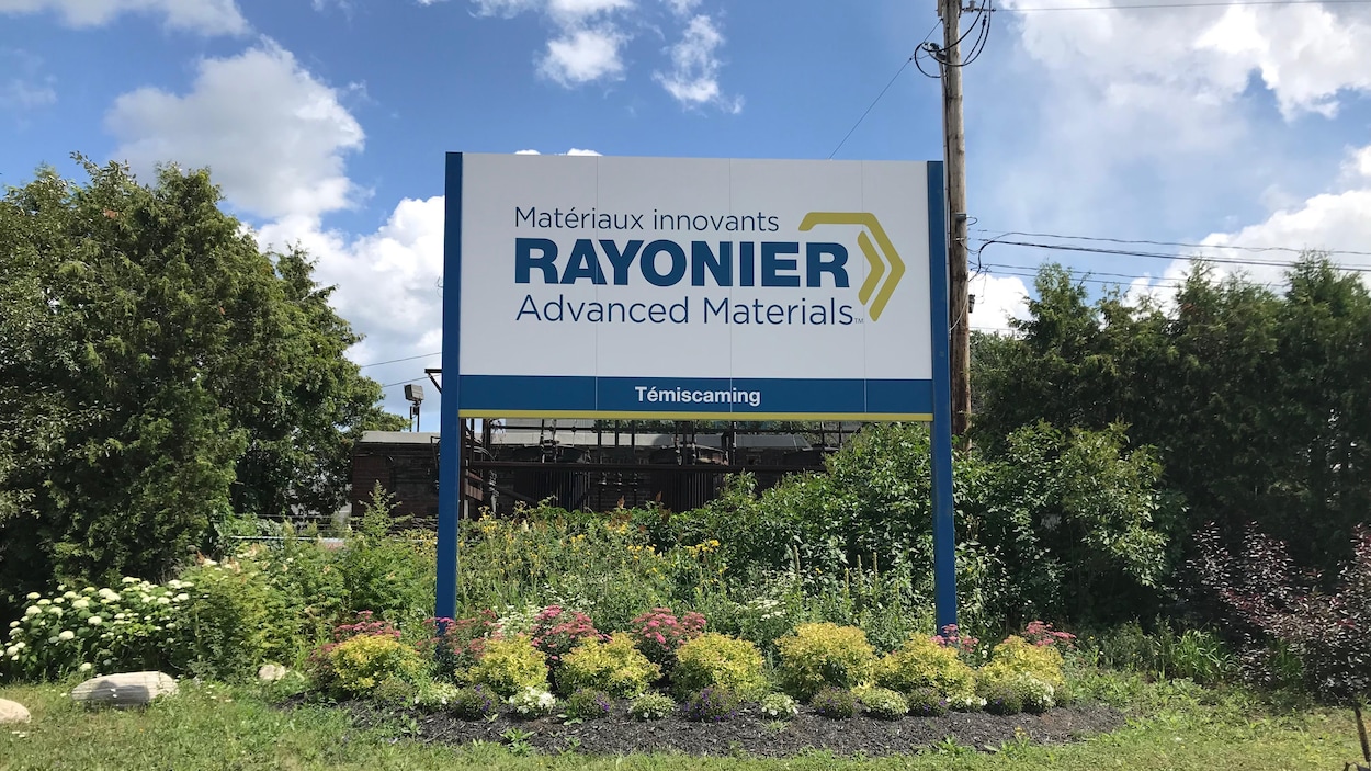 Une affiche indique Matérieux innovants Rayonier Advanced materials Témiscaming.