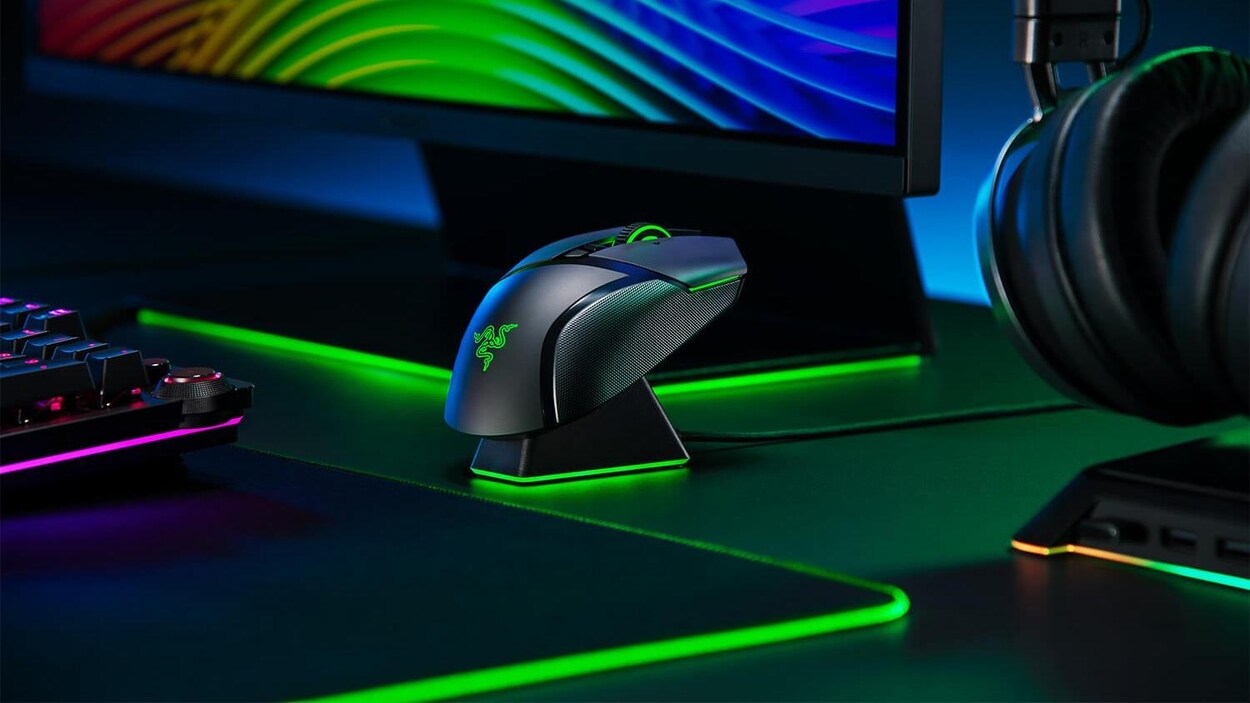 Un clavier, un écran, une souris et des écouteurs de marque Razer.