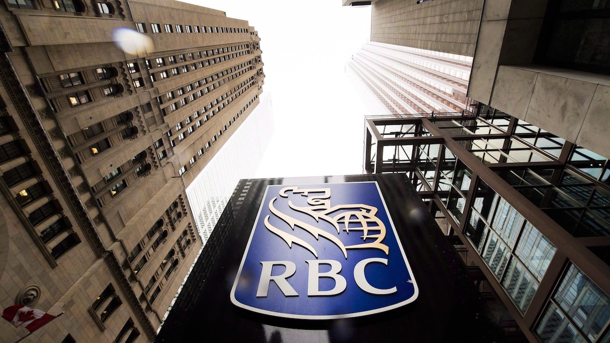 Le logo de la RBC dans le quartier des affaires à Toronto Le logo de la RBC dans le quartier des affaires à Toronto