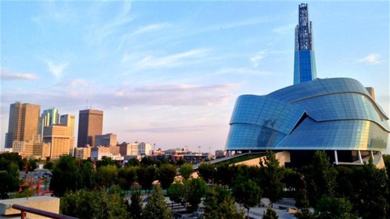 Le centre-ville de Winnipeg et le Musée des droits de la personne inauguré en 2014. Le centre-ville de Winnipeg et le Musée des droits de la personne inauguré en 2014.