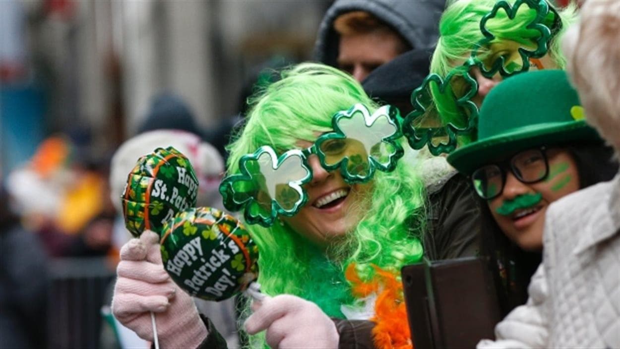 Des spectateurs au défilé de la Saint-Patrick