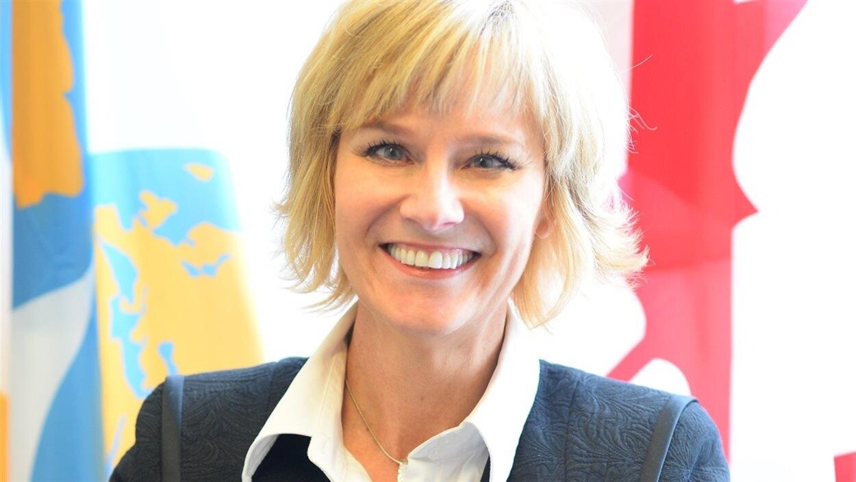 Plan serré de Mariette Mulaire souriante.