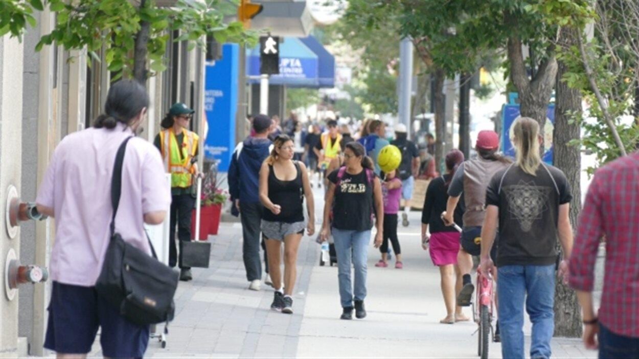 Image de gens marchant dans la rue d'une ville.