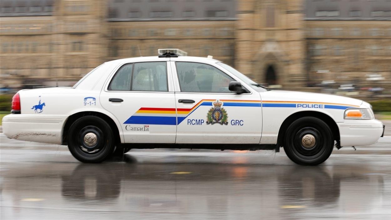 Une voiture de la GRC devant le parlement d'Ottawa Une voiture de la GRC devant le parlement d'Ottawa