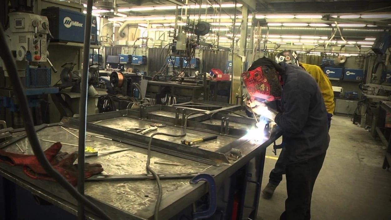 Des soudeurs dans un atelier de montage. Des soudeurs dans un atelier de montage.