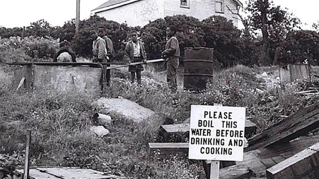 De jeunes enfants jouant dans la communauté d'Africville, en Nouvelle-Écosse.