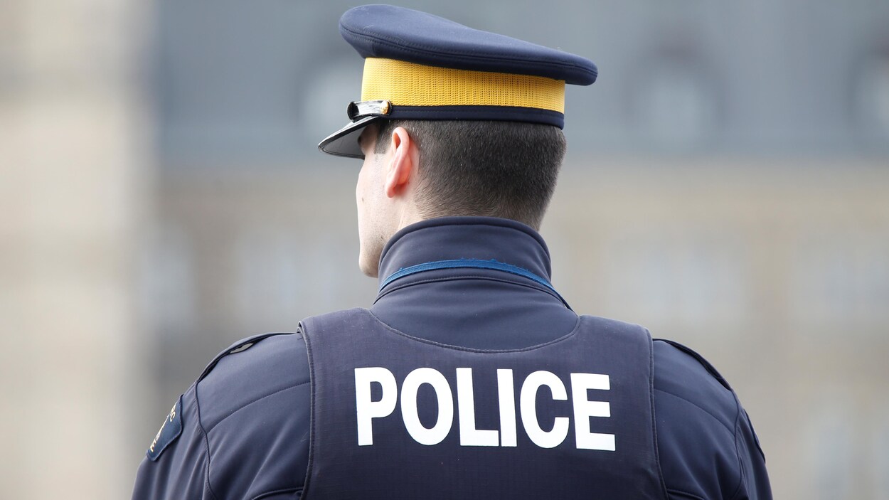 Un policier vu de dos.