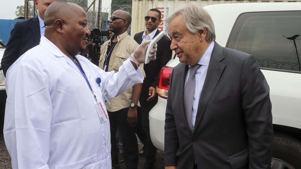 Mesure de précaution, le secrétaire général de l'ONU Antonio Guterres laisse un intervenant de la santé prendre sa température à son arrivée à l'aéroport de Goma samedi.