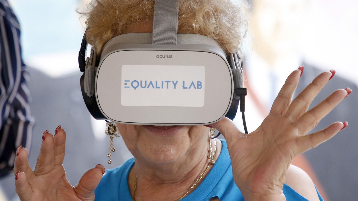 Une dame porte un casque de réalité virtuelle.