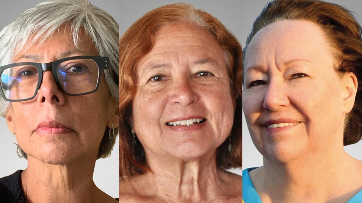 Trois femmes posent devant un fond gris.