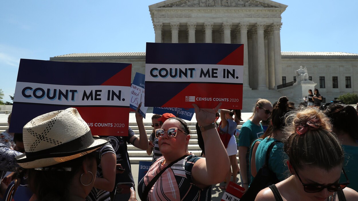 Des pancartes sur lesquelles on peut lire « Count me in » (Inscrivez-moi) sont brandies par des manifestants.