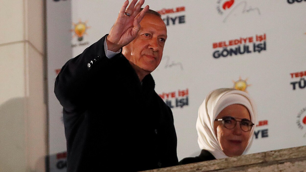 Le président turc Recep Tayyip Erdogan salue de la main ses partisans.