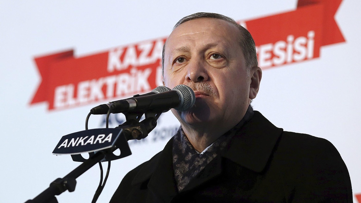 Recep Tayyip Erdogan, devant un micro. Recep Tayyip Erdogan, devant un micro.