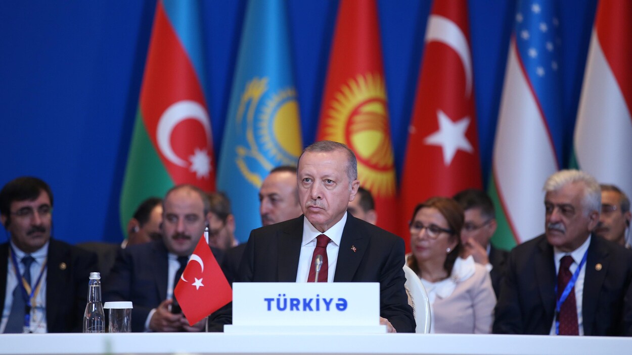 Le président turc Recep Tayyip Erdogan se tient sur une estrade.