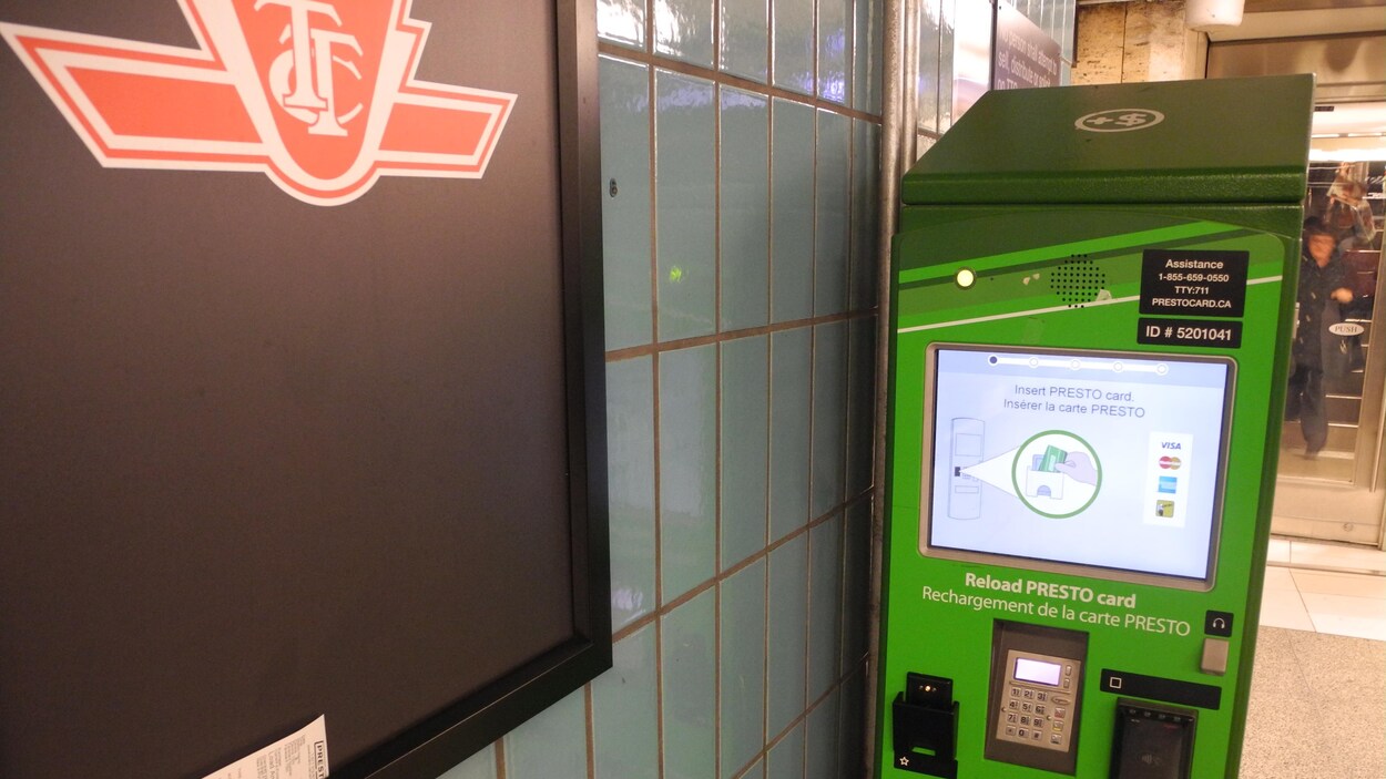 Photo d'une borne de recharge Presto à la station de métro St. Andrew