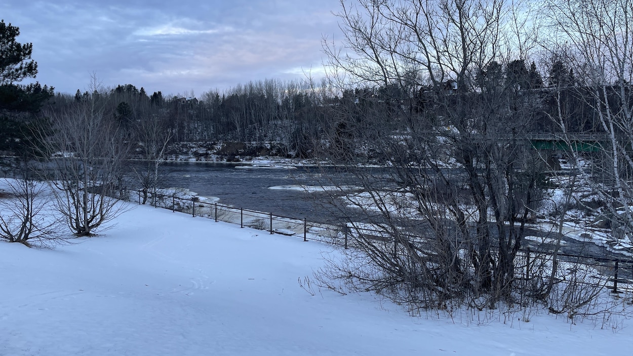 Fillette tombée dans l'eau sous les yeux de sa mère: «La rivière m