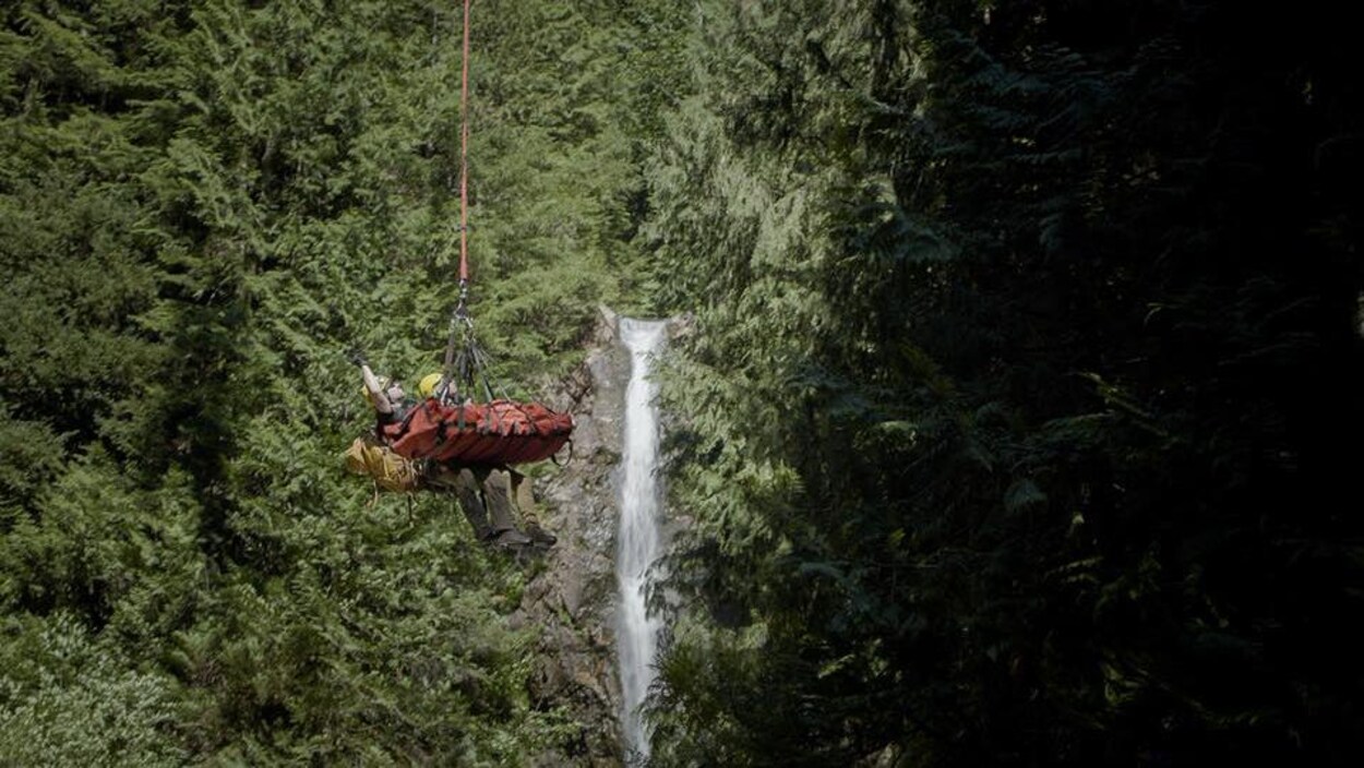 Un randonneur tiré par une palangre et un hélicoptère de la région de Norvan Falls.