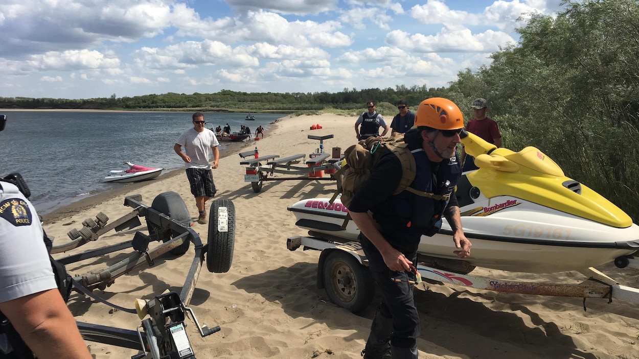 Les autorités et des bénévoles cherchent un jeune nageur disparu après avoir nagé dans la rivière Saskatchewan Sud, près de Saskatoon. Les autorités et des bénévoles cherchent un jeune nageur disparu après avoir nagé dans la rivière Saskatchewan Sud, près de Saskatoon.