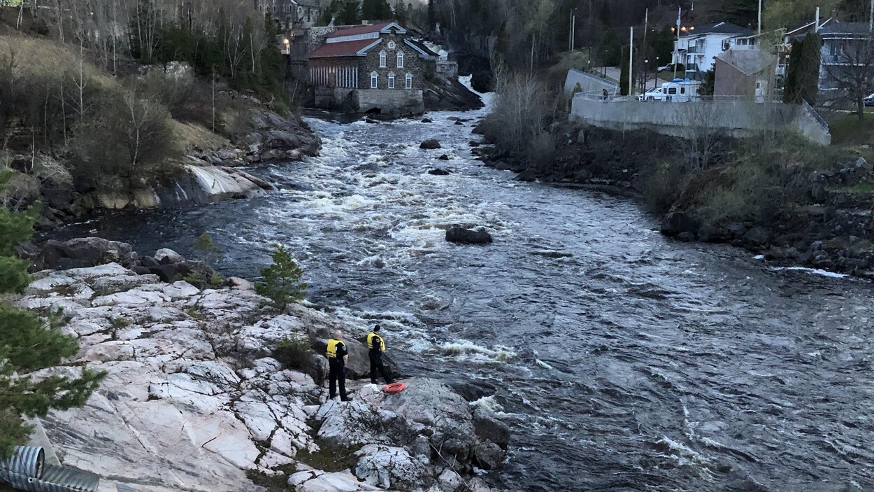 Des patrouilleurs qui scrutent la rivière Chicoutimi