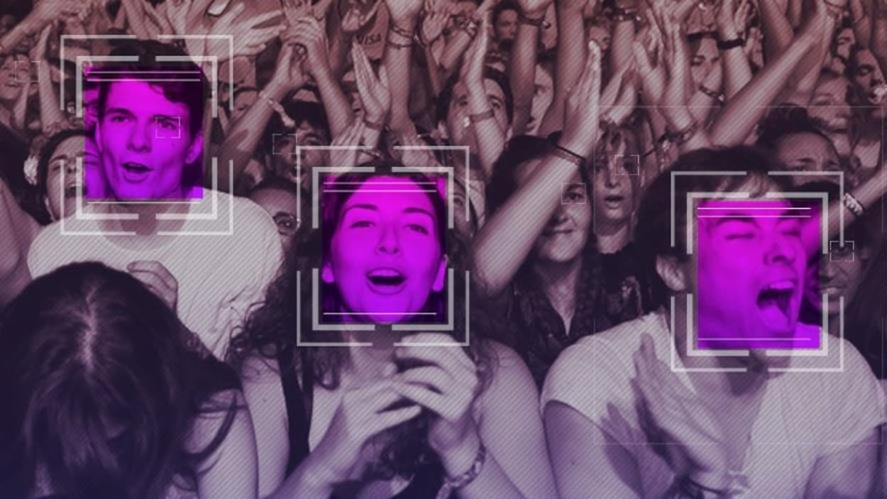 Des personnes dans la foule d'un concert avec des carrés sur leur visage. Simulation d'un système de reconnaissance faciale.