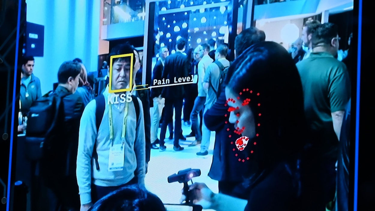 Des personnes sont identifiées sur un écran.